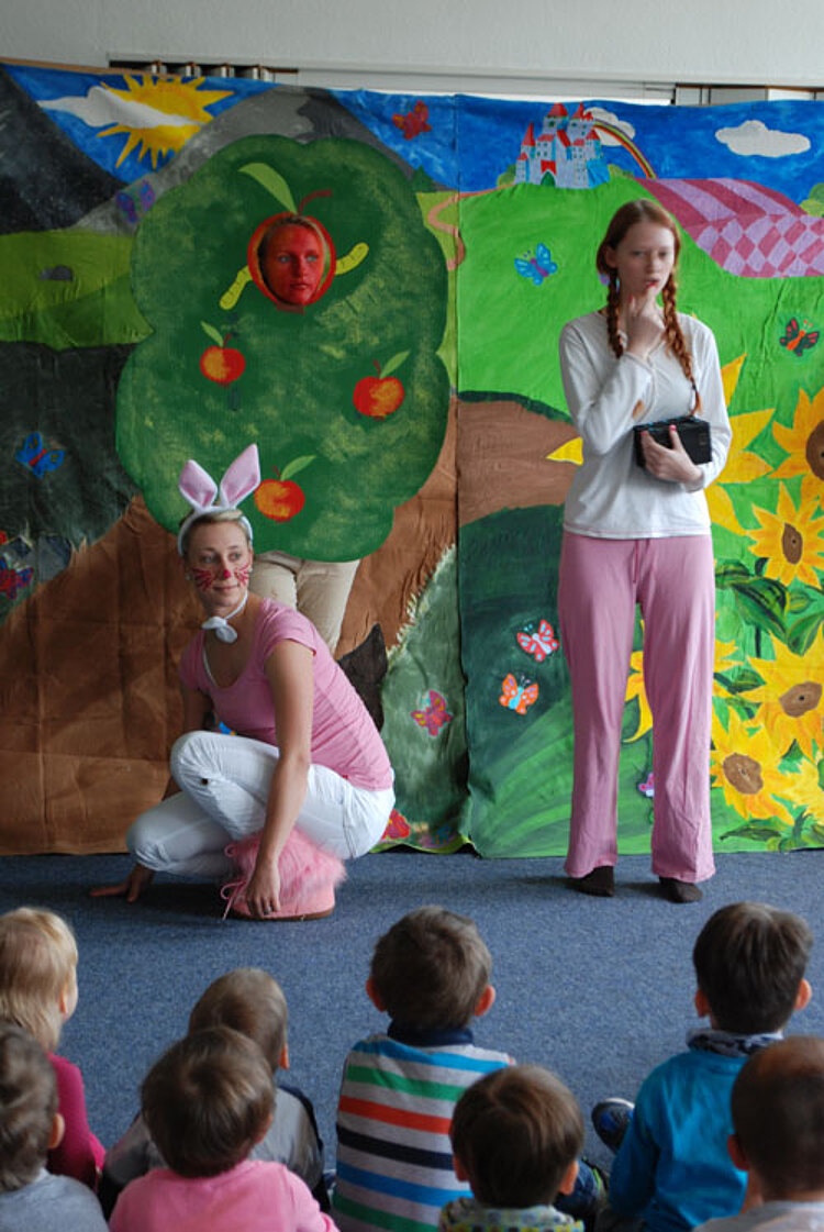 Erzieherklasse begeisterte Kindergartenkinder mit Theatervorführung