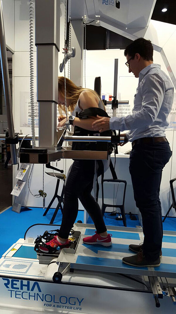 Auszubildende Physiotherapeuten auf Therapiemesse Leipzig