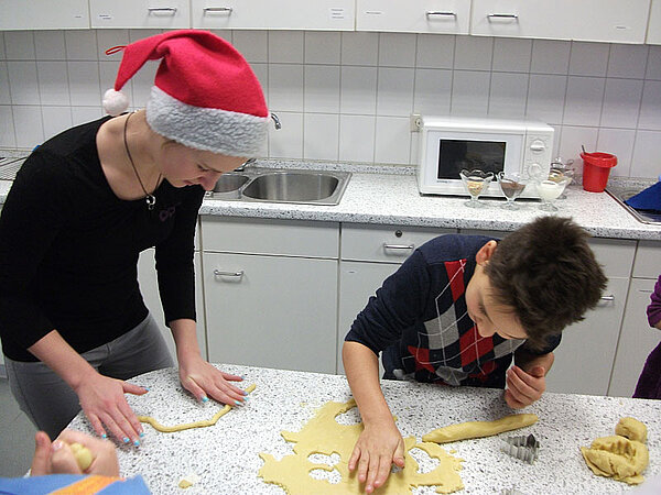 Weihnachtsbacken und –basteln mit Grundschülern