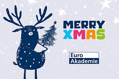 Graublaue Schneekarte: gepunktetes Rentier trägt kleines Tannenbäumchen; Schrift „MERRY XMAS“; Logo Euro Akademie unten rechts.