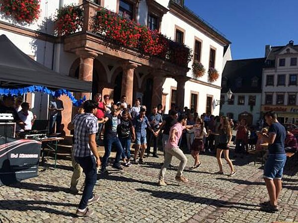 Auf gute Nachbarschaft! – Erzieher beim Begegnungsfest aktiv