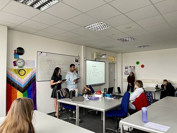 Gesundheitstag an der Euro Akademie Aschaffenburg Schülerin und Schüler stellen ihren Mitschülern im Klassenraum ihre Präsentation vor.