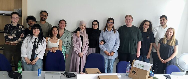 Medienkompetenztag an der Euro Akademie Hannover Gruppenfoto von den Teilnehmenden und der Dozentin des Medienkompetenztags an der Euro Akademie Hannover.