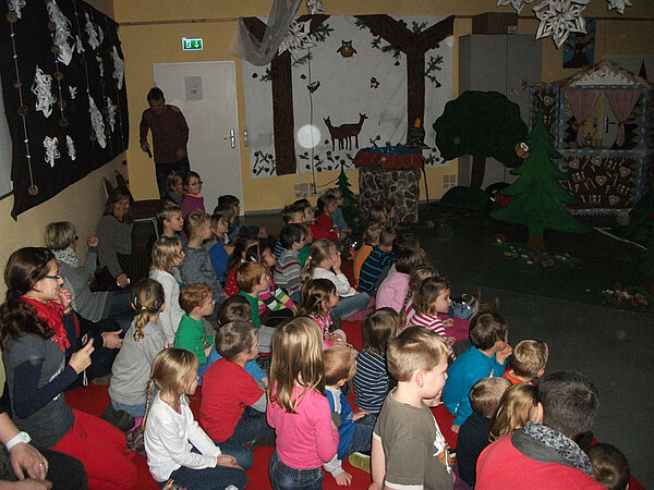 Kinderpfleger führten Weihnachtsmärchen auf