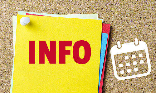 Die Aufschrift "Info" in großen roten Lettern steht auf einem gelben Zettel, der mit andern bunten Zetteln auf einer Pinnwand angepinnt ist. Daneben ist eine Grafik zu sehen, die einen Kalender symbolisieren soll.