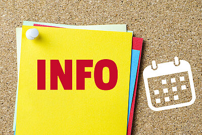 Die Aufschrift "Info" in großen roten Lettern steht auf einem gelben Zettel, der mit andern bunten Zetteln auf einer Pinnwand angepinnt ist. Daneben ist eine Grafik zu sehen, die einen Kalender symbolisieren soll.