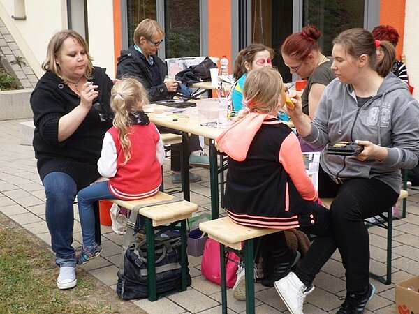 Sozialassistenten-Azubis unterstützen Kinderfest in Wolfen