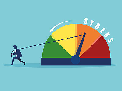 Eine Illustration, die eine Person zeigt, die eine schwere Kette zieht, die an einem Stressmesser befestigt ist. Der Stressmesser zeigt einen hohen Stresspegel an, der sich im roten Bereich befindet. Die Person scheint Mühe zu haben, die Kette zu ziehen, was auf eine hohe Belastung oder Stresssituation hinweist.