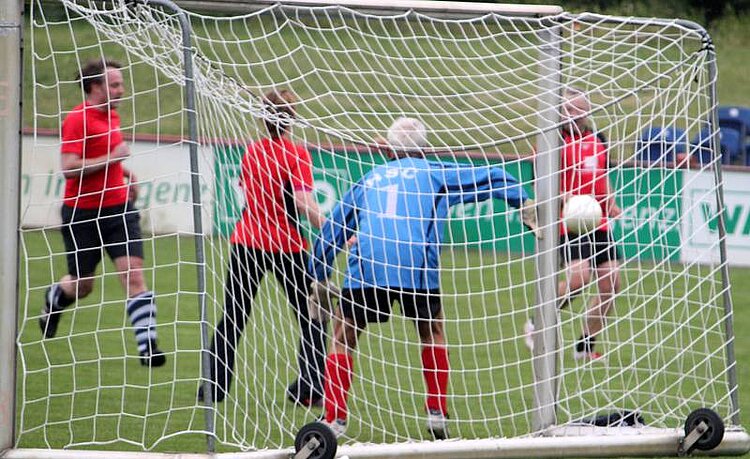 Grauer Himmel, viele Tore beim Match zwischen der Euro Akademie und den Euro-Schulen Hannover!