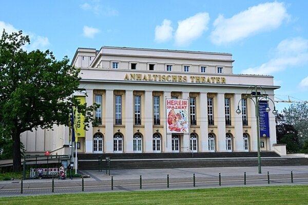 Ein interessanter Theaterbesuch Stattliches Gebäude des Anhaltischen Theaters in Dessau.