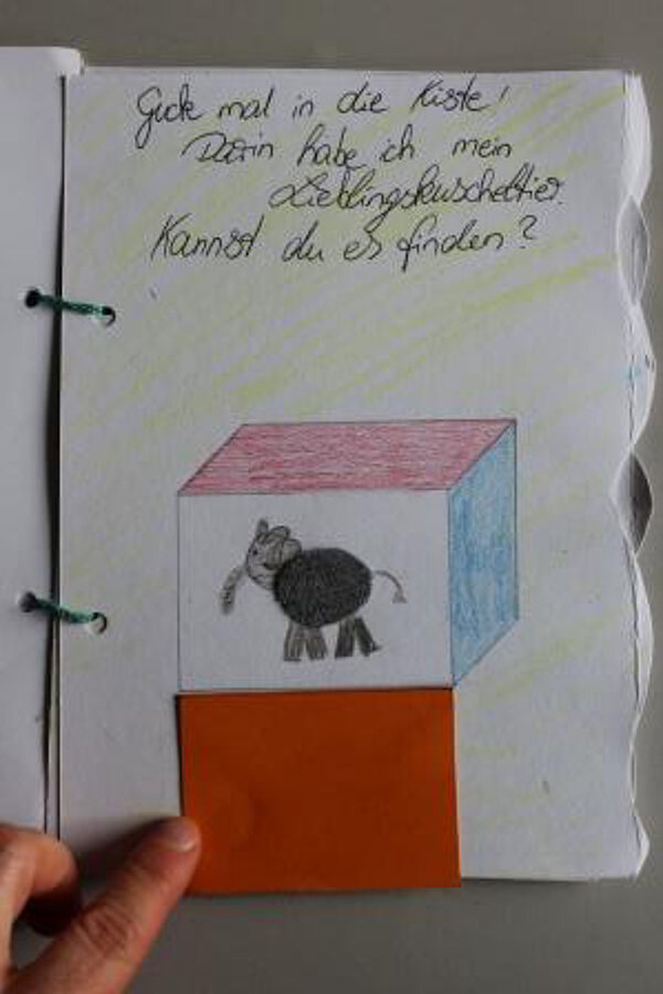 Sozialassistenten haben Wahrnehmungsbücher gestaltet