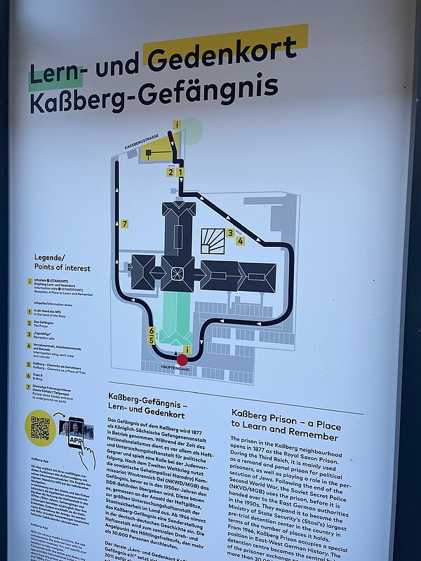 Informationstafel „Lern- und Gedenkort Kaßberg-Gefängnis“ mit Lageplan des Gebäudes, Legende und Texten zur historischen Bedeutung des Ortes in Deutsch und Englisch.