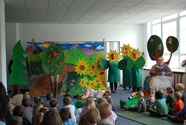Erzieherklasse begeisterte Kindergartenkinder mit Theatervorführung