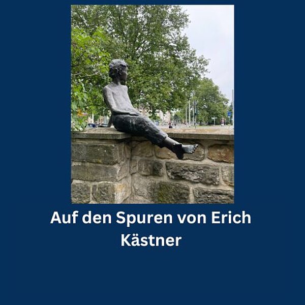 Auf den Spuren von Erich Kästner Auf der Mauer des Erich-Kästner-Hauses für Literatur in Dresden blickt der junge Erich Kästner als Bronzeskulptur auf den Albertplatz. Um das Bild ist ein dunkelblauer Rahmen mit dem Text "Auf der Spuren von Erich Kästner".