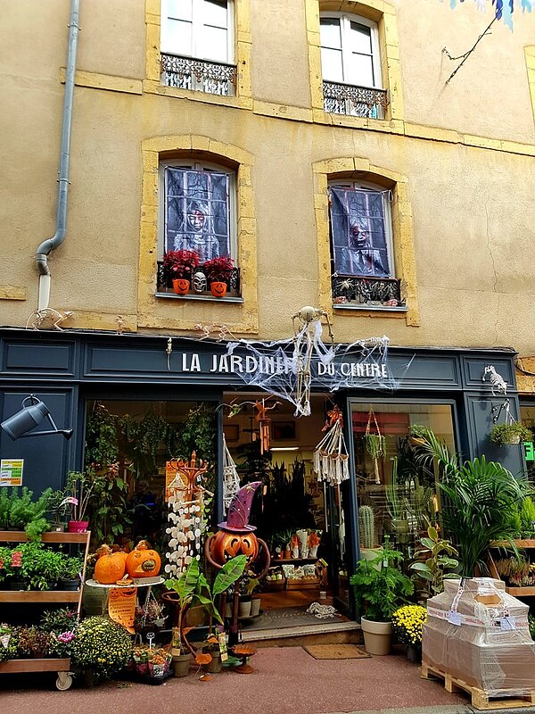 Schulfahrt nach Metz Blick auf ein Ladengeschäft, das allerlei Halloween-Dekoration an der Fassade, den Fenstern und vor dem Eingang angebracht hat.