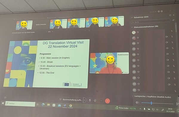 Online-Konferenz mit der EU-Kommission Online-Konferenz der EU-Kommision auf großer Leinwand mit Teilnehmenden.
