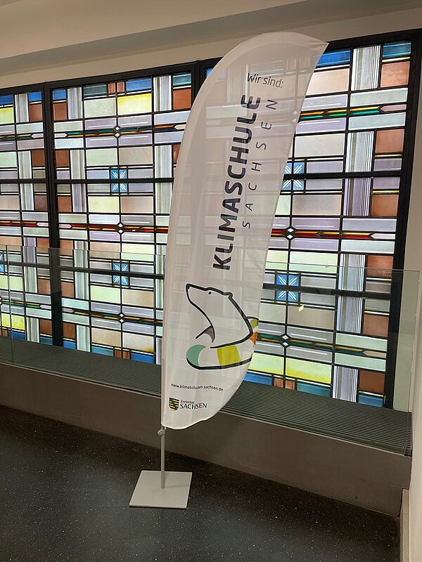 Großes, stehendes Fähnchen mit "Klimaschule 2025"-Aufschrift