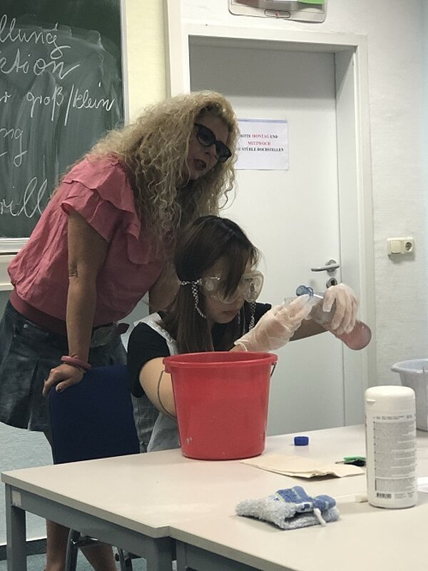Praktischer Unterricht in der neuen Altenpfegeklasse 2018