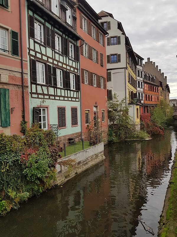 Sicht auf den Fluss und Häuserreihe