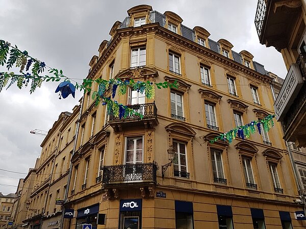 Schulfahrt nach Metz Bild eines architektonisch schönen Gebäudes in der Altstadt von Metz.