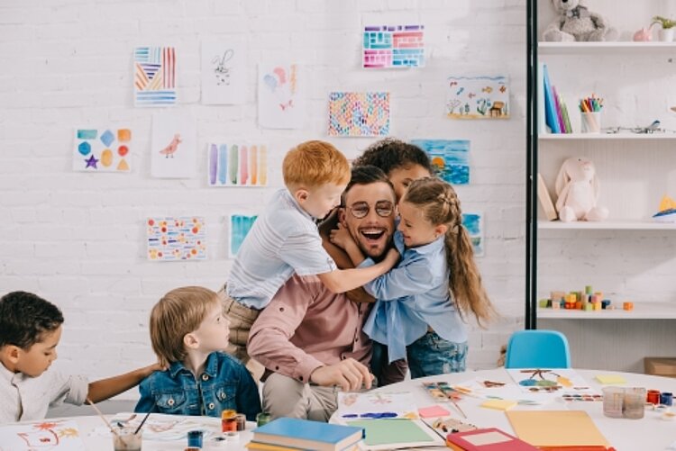 Erzieher*in werden ohne Schulgeld