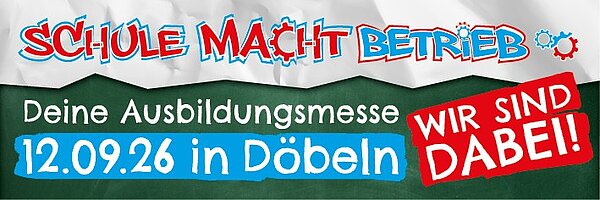 Ein grün-weißes Banner mit weißer Kreideschrift macht Werbung für die Messe "Schule macht Betrieb" in Döbeln