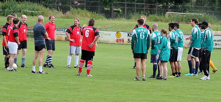 Grauer Himmel, viele Tore beim Match zwischen der Euro Akademie und den Euro-Schulen Hannover!
