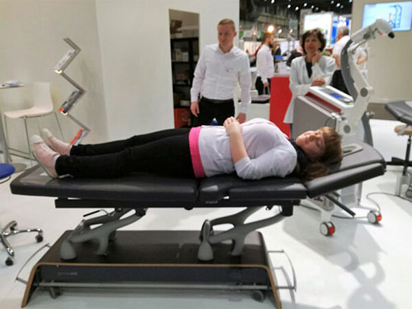 Auszubildende Physiotherapeuten auf Therapiemesse Leipzig