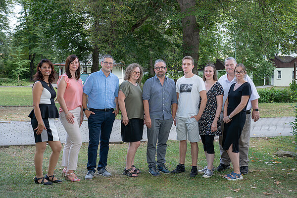 Feierliche Zeugnisvergabe der Pflegefachkräfte am 29. August 2024 Die Lehrkräfte der Abschlussklasse Pflege 22 in Jena kommt für ein Gruppenbild zusammen. Eine Mischung von Männern und Frauen posiert zusammen auf einer Wiese.