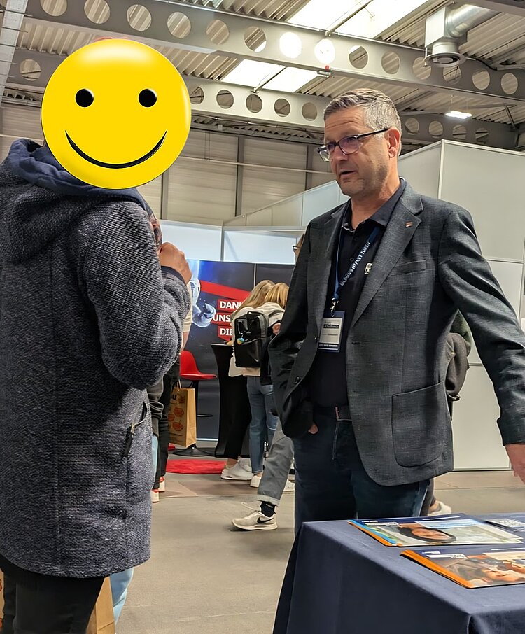 Euro Akademie Erfurt auf der JOBfinder Erfurt Uwe Schöneck, Leiter der Euro Akademie Erfurt, steht am Messestand und berät eine Interessentin zu ihren Ausbildungsmöglichkeiten an der Euro Akademie.