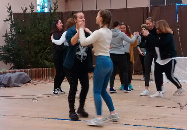 Schüler*innen gestalten Märchenaufführung