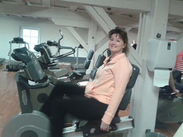 Angehende Altenpfleger im Fitnessstudio