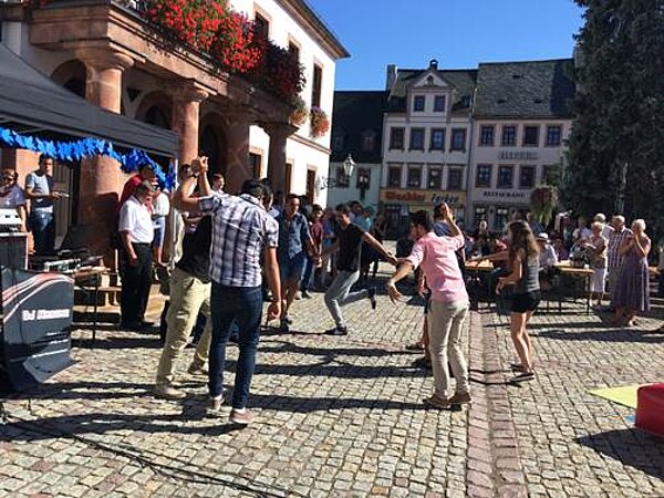 Auf gute Nachbarschaft! – Erzieher beim Begegnungsfest aktiv