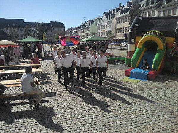 Auf gute Nachbarschaft! – Erzieher beim Begegnungsfest aktiv