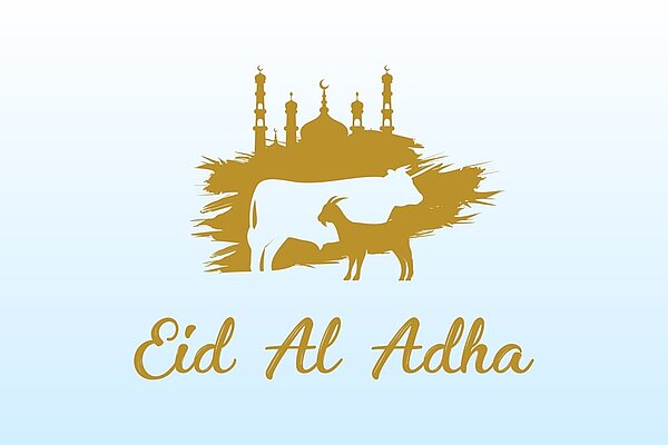 Zentral im Bild stehen goldfarbene Silhouetten eines Rindes, eines Schafes und einer Moschee mit mehreren Minaretten. Im unteren Bereich ist in geschwungener Schrift der Text 'Eid Al Adha' zu sehen. Der Hintergrund verläuft von Weiß zu Hellblau.