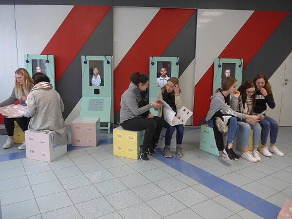 Schüler*innen besuchen Ausstellung "YOUNIWORTH"