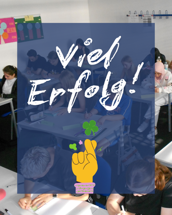 Mehrere Schülerinnen und Schüler sitzen an Schultischen in einem Klassenraum und schreiben. Im Vordergrund liegt ein halbtransparenter, blauer Kasten mit handschriftlich wirkender weißer Schrift, die den gesamten Bildmittelpunkt einnimmt. Darunter ist eine gezeichnete Hand mit gekreuzten Fingern und einem Kleeblatt abgebildet. Die Gesichter der Personen sind unkenntlich gemacht.