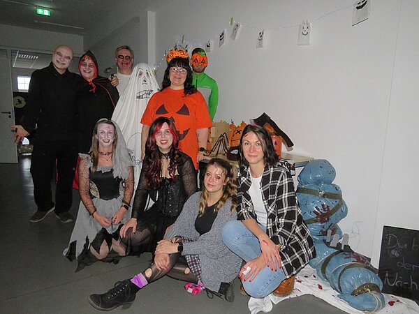 Halloween-Spektakel an der Euro Akademie Hohenstein-Ernstthal Gruppenfoto von verkleideten Schülerinnen und Schülern.