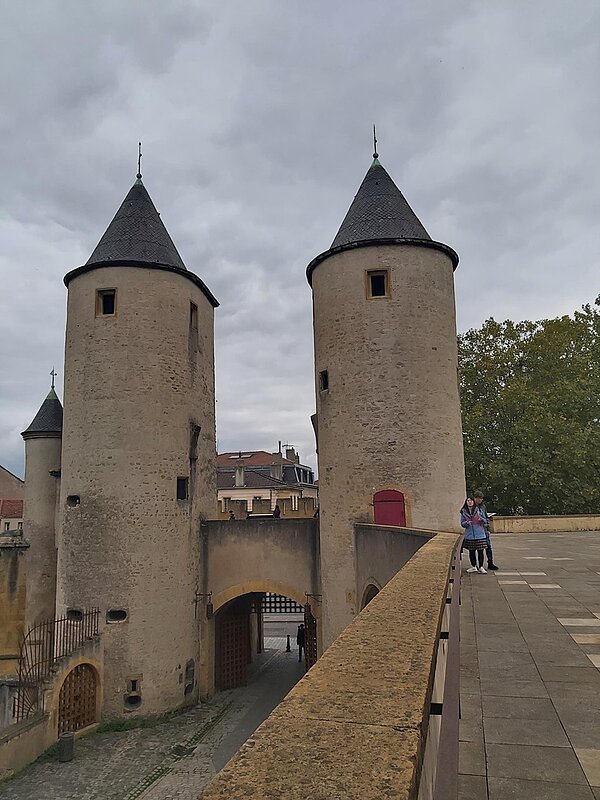 Schulfahrt nach Metz Bild des sogenannten Deutschen Tores der Burg in der französischen Stadt Metz.