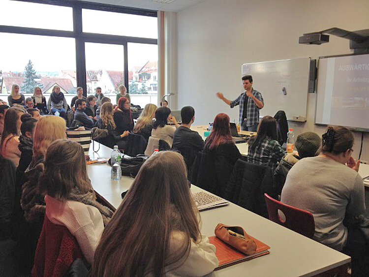Ehemaliger Schüler der Euro Akademie Bamberg berichtete über seine Arbeit beim Auswärtigen Amt