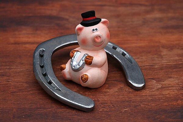 Figur von einem Glücksschwein mit Hufeisen