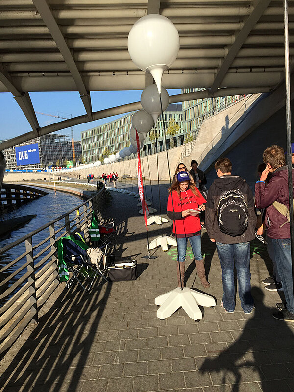 Akademie-Schüler bei der Mauerweg-Tour