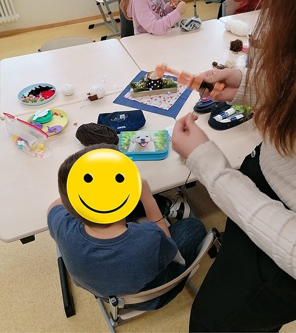 Engagiert und kreativ Schüler und Auszubildende basteln gemeinsam.