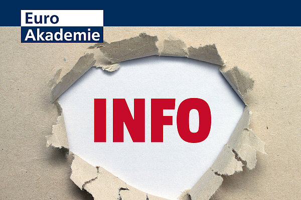 Die Aufschrift "Info" ist in roten Lettern auf weißem Hintergrund zu sehen, die durch kreisförmig aufgerissenes Packpapier sichtbar wird. Links oben ist das Logo der Euro Akademie zu sehen.