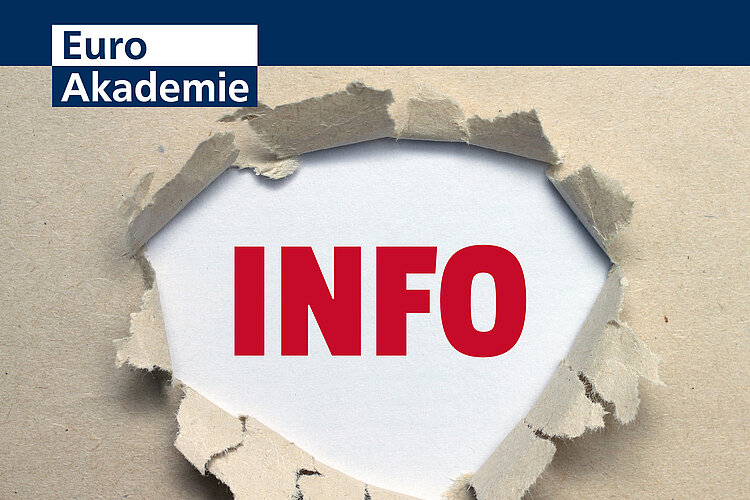 Die Aufschrift "Info" ist in roten Lettern auf weißem Hintergrund zu sehen, die durch kreisförmig aufgerissenes Packpapier sichtbar wird. Links oben ist das Logo der Euro Akademie zu sehen.