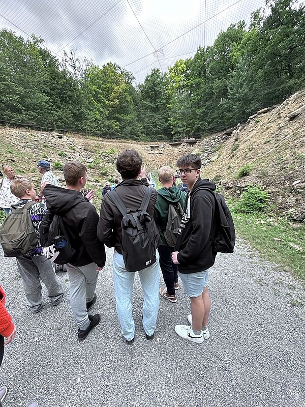 Ein kurzer Stopp für die Auszubildenden auf einem Schotterweg des Wildparks.
