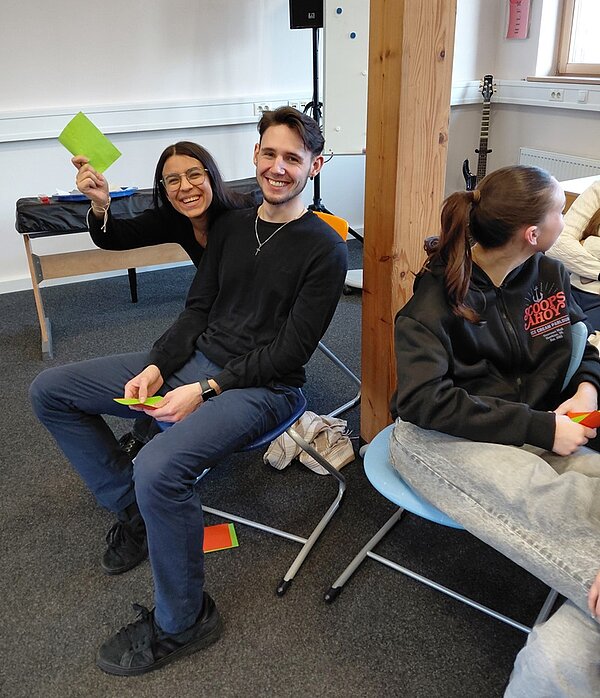 Auszubildende der Euro Akademie lächeln gut gelaunt in die Kamera. 