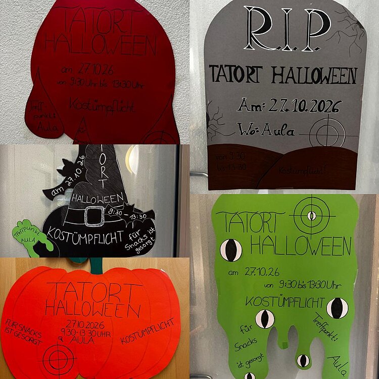 Fotocollage mit vier handgemalten Schildern zur Halloween-Veranstaltung ‚Tatort Halloween': ein rotes Blatt, ein grauer Grabstein, ein schwarzer Hexenhut und ein grünes Gespenst. Auf den Schildern stehen Datum (27.10.2026), Uhrzeit (9:30–13:30 Uhr) und Ort (Aula) sowie Hinweise zu Kostümpflicht und Snacks.