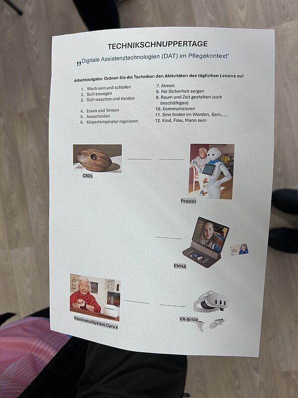 Ein Dokument mit dem Titel „Technikschnuppertage“ beschreibt digitale Assistenztechnologien im Pflegebereich. Es listet Aktivitäten des täglichen Lebens auf und zeigt Abbildungen verschiedener Technologien: ein CRDL-Gerät, einen Roboter namens Pepper, ein Kommunikationstablet mit der Bezeichnung ENNA, ein Notrufsystem für Zuhause (Caru 4) und ein VR-Headset. Diese Technologien sollen Aktivitäten wie Schlafen, Essen, Kommunikation und die Gewährleistung von Sicherheit zugeordnet werden.