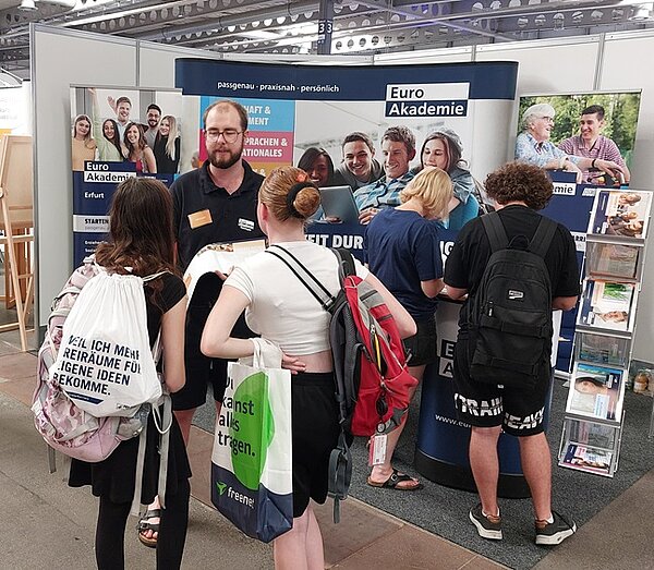 Messe Forum Berufsstart Erfurt Interessierte Messebesucherinnen und Messebesucher lassen sich am Euro Akademie Stand beraten.